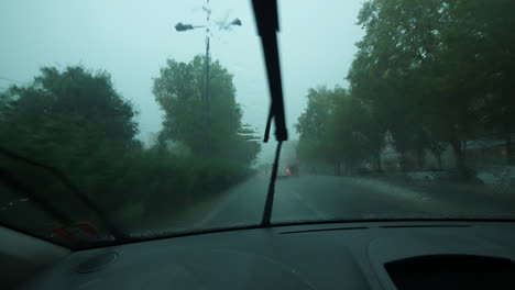Auto-Schaltet-Die-Scheibenwischer-Auf-Einer-überfluteten-Straße-Ein,-Blick-Auf-Den-Fahrersitz,-Montpellier,-Regnerischer-Tag
